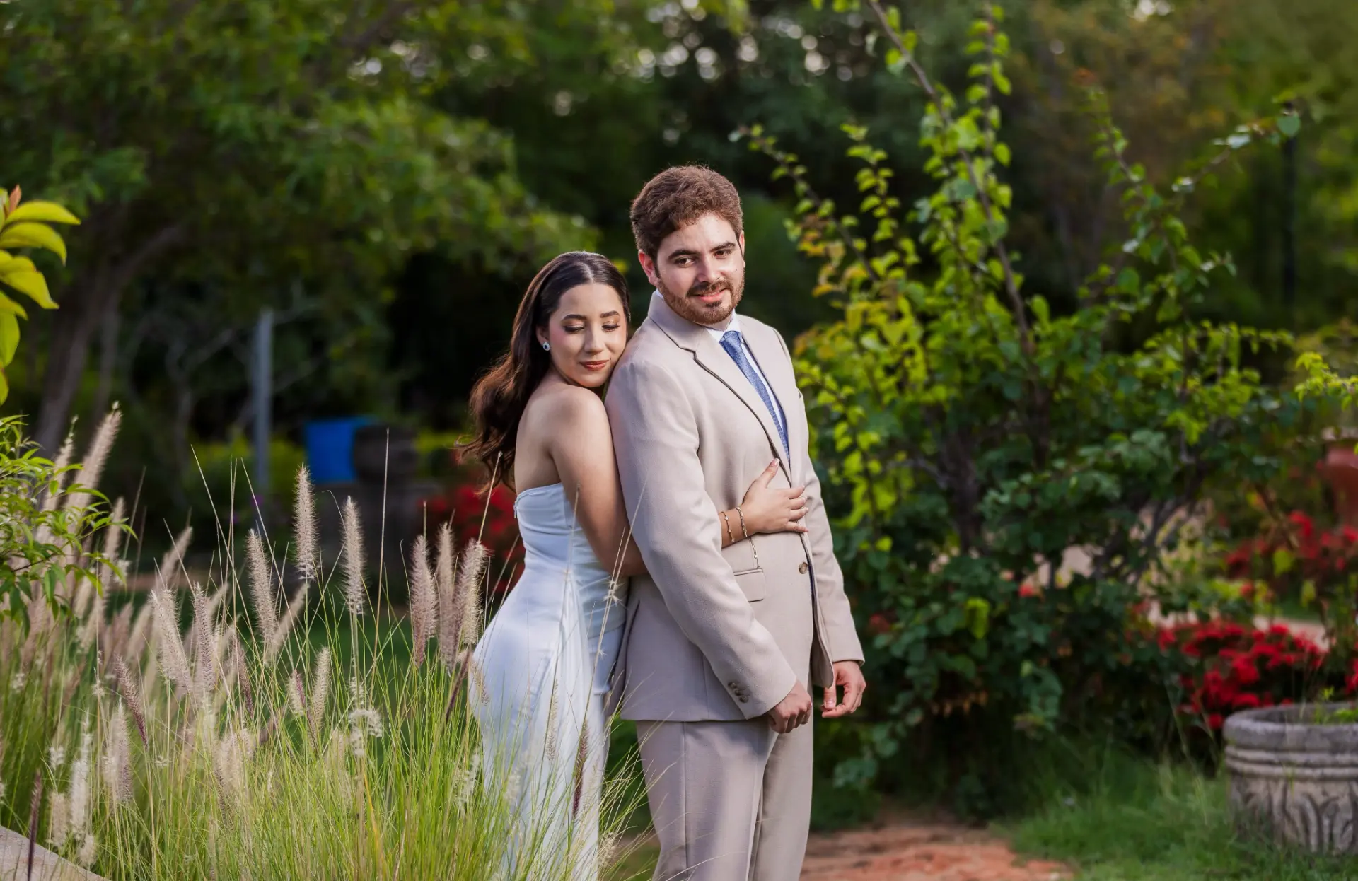 Seyllyn y Álvaro juntos en el jardín