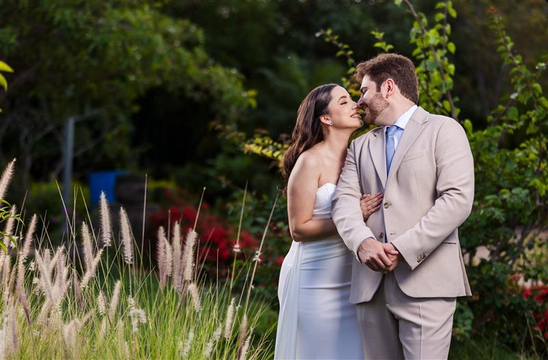 Seyllyn y Álvaro juntos entre flores y jardines
